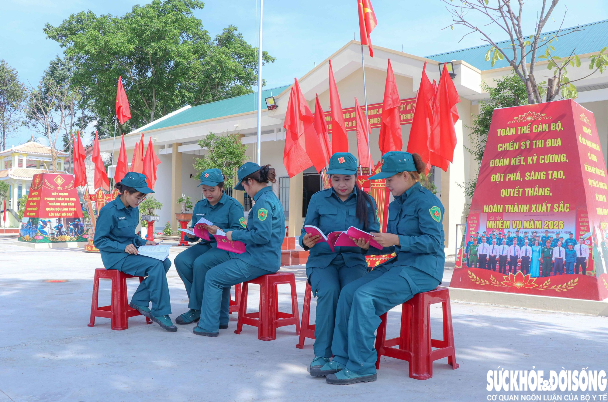 Những 'bóng hồng sao vuông' giỏi thao trường, đảm việc bếp núc- Ảnh 2.