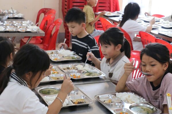Đừng để mọi đứa trẻ ăn chung một khay cơm bán trú