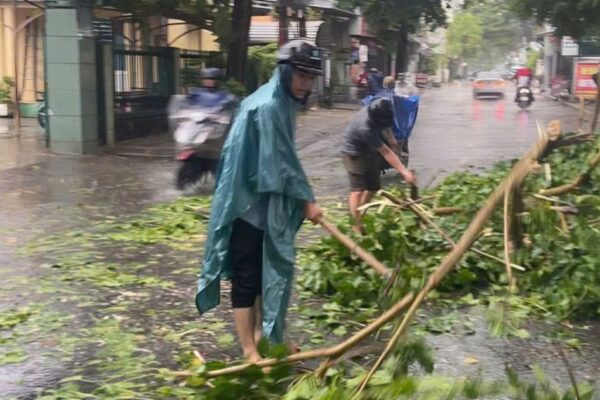 Dông lốc làm 1 người bị thương, nhiều nhà dân tốc mái ở Huế