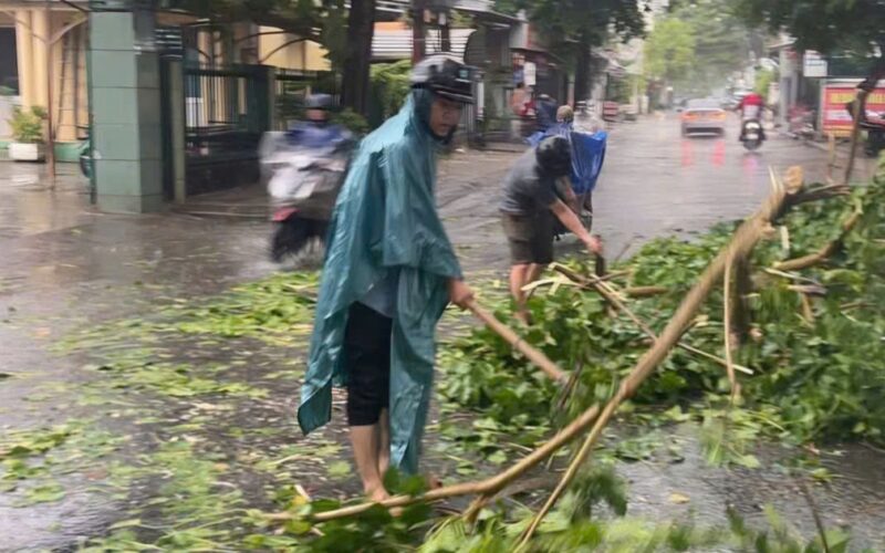 Dông lốc làm 1 người bị thương, nhiều nhà dân tốc mái ở Huế