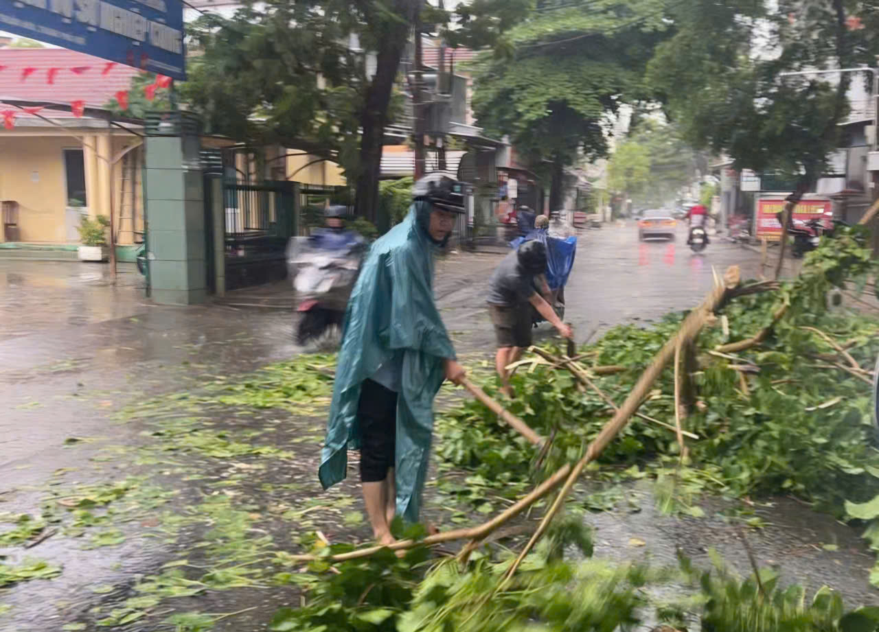 Dông lốc làm 1 người bị thương, nhiều nhà dân tốc mái ở Huế- Ảnh 1.