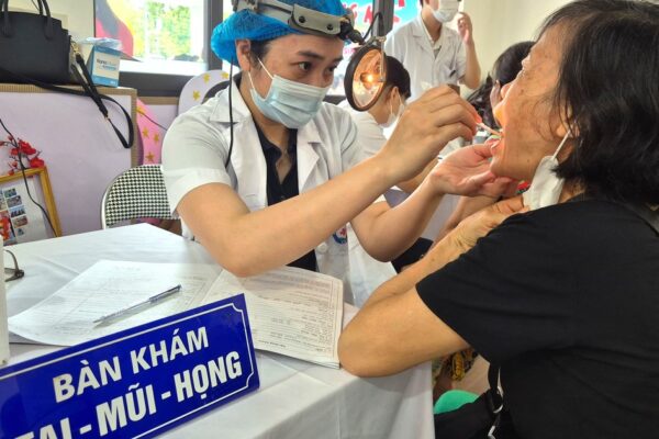 Người cao tuổi, người khuyết tật phấn khởi đi khám sức khỏe miễn phí ngay tại phường
