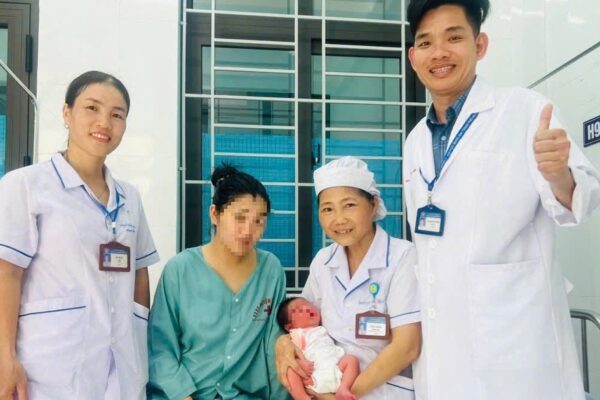 Cứu sống sản phụ nguy kịch sau khi sinh con trên xe khách