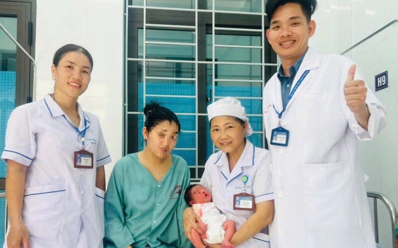Cứu sống sản phụ nguy kịch sau khi sinh con trên xe khách