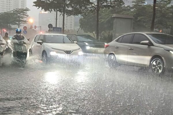 Cảnh báo mưa dông khu vực nội thành Hà Nội chiều nay