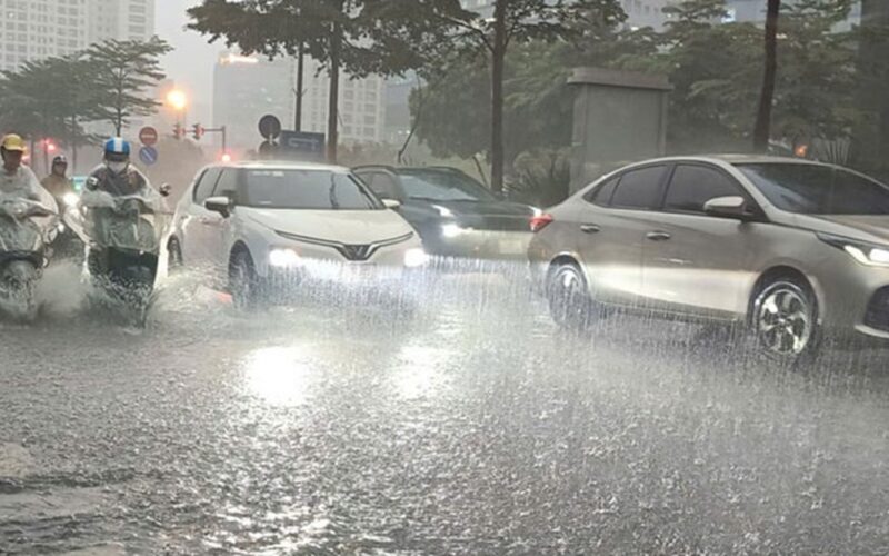 Cảnh báo mưa dông khu vực nội thành Hà Nội chiều nay