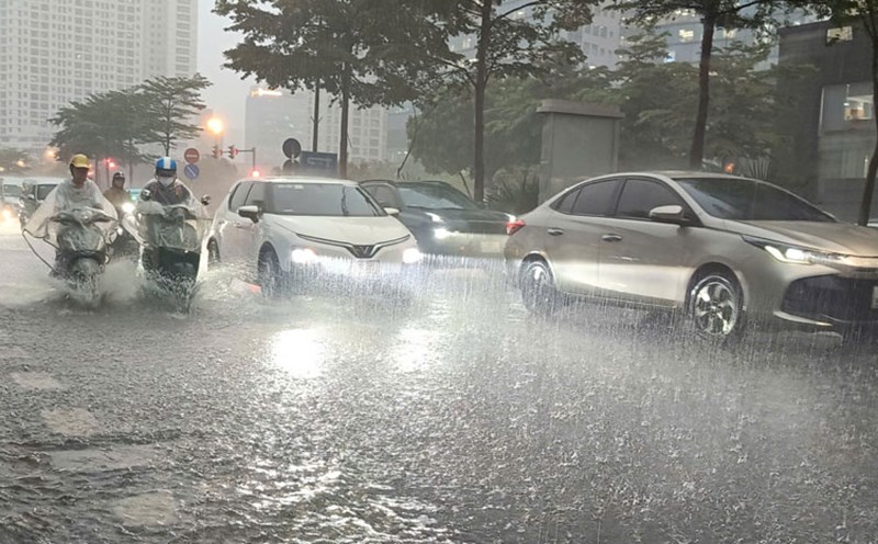 ha-noi-mua-dong-chieu-nay-17811584321162055177183 Cảnh báo mưa dông khu vực nội thành Hà Nội chiều nay- Ảnh 1.