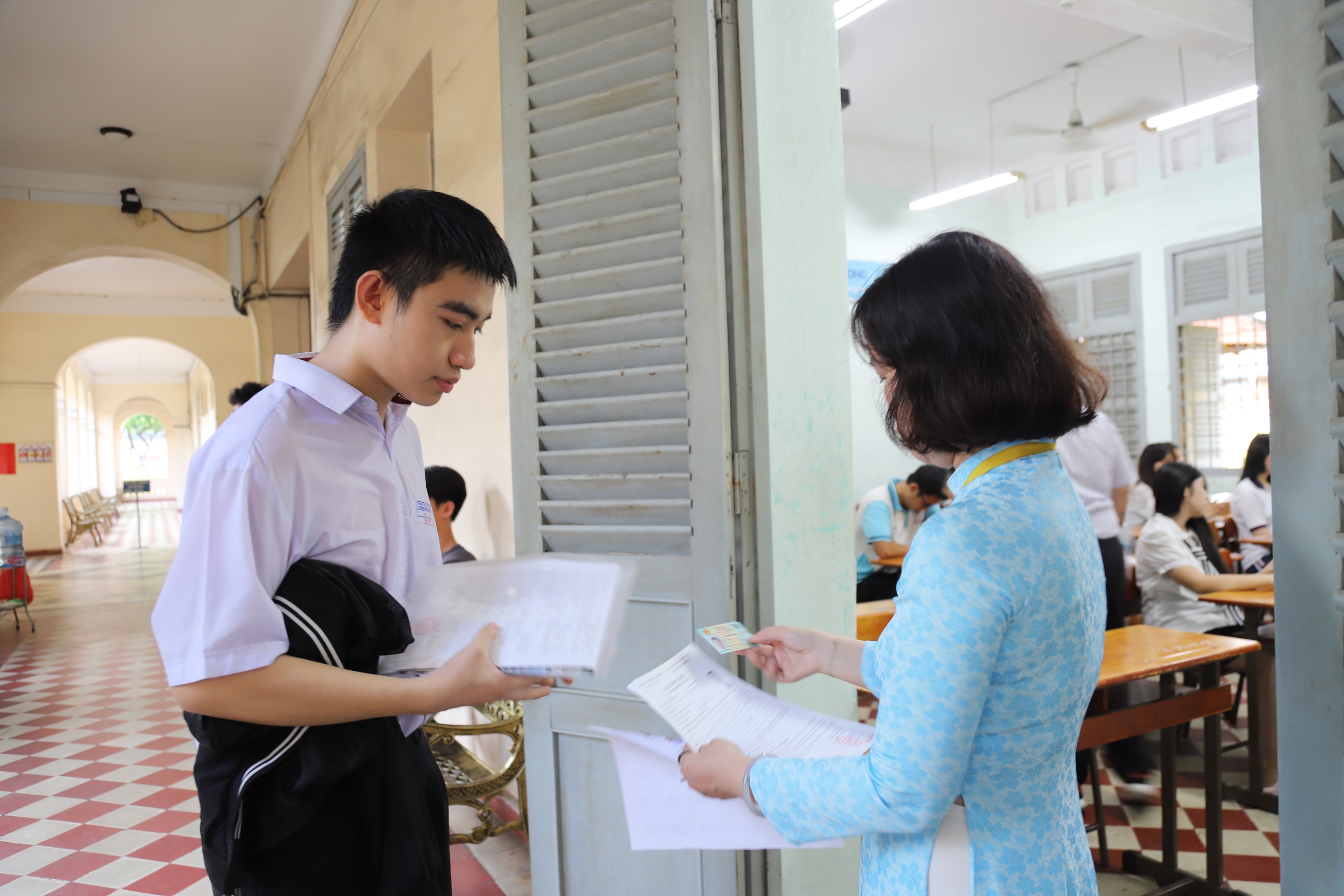 Hơn 500 thí sinh vắng thi môn Ngữ văn tại TPHCM, một thí sinh phải nhập viện cấp cứu- Ảnh 2.