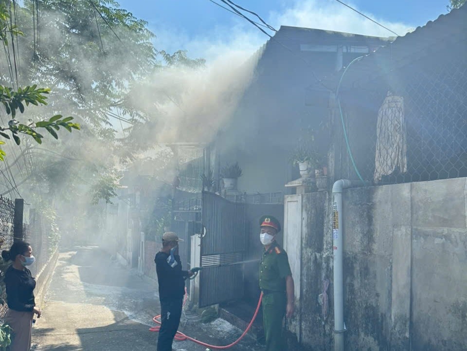lien-tiep-xay-ra-chay-rung-nha-dan-o-hue-17805739983994798334 Liên tiếp 2 vụ cháy rừng, nhà dân ở Huế- Ảnh 1.