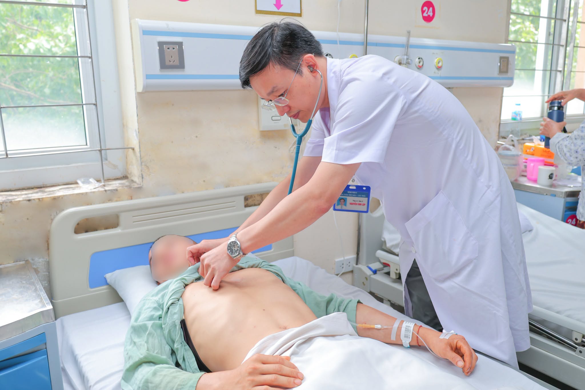 nang-nong-1781760678388593192040 Lao động nhiều giờ dưới nắng nóng, thanh niên 25 tuổi bị tổn thương - Ảnh 1.