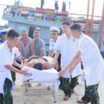 Cấp cứu kịp thời một ngư dân bị dây kéo lưới cắt đứt cẳng chân và rơi xuống biển