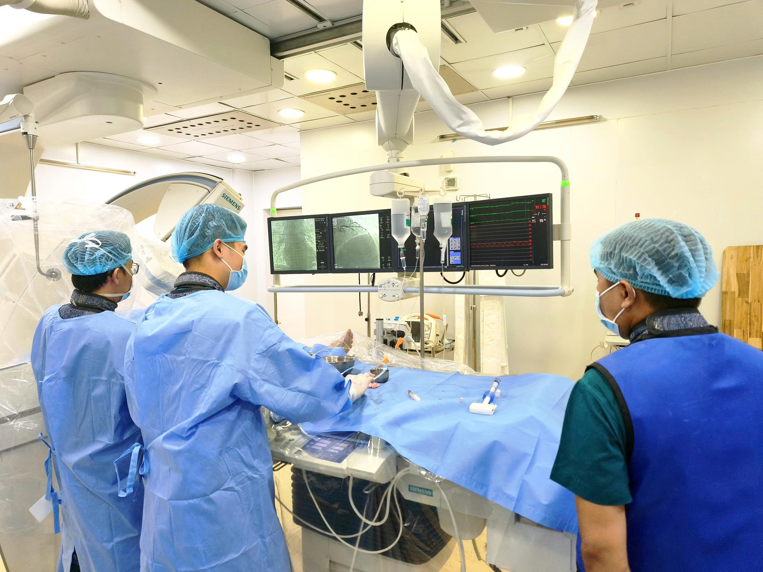 nhoi-mau-co-tim-17803695484891074200783 Hút thuốc lá nhiều năm, người đàn ông 45 tuổi suýt tử vong vì tắc cùng lúc 2 mạch vành nuôi tim- Ảnh 1.