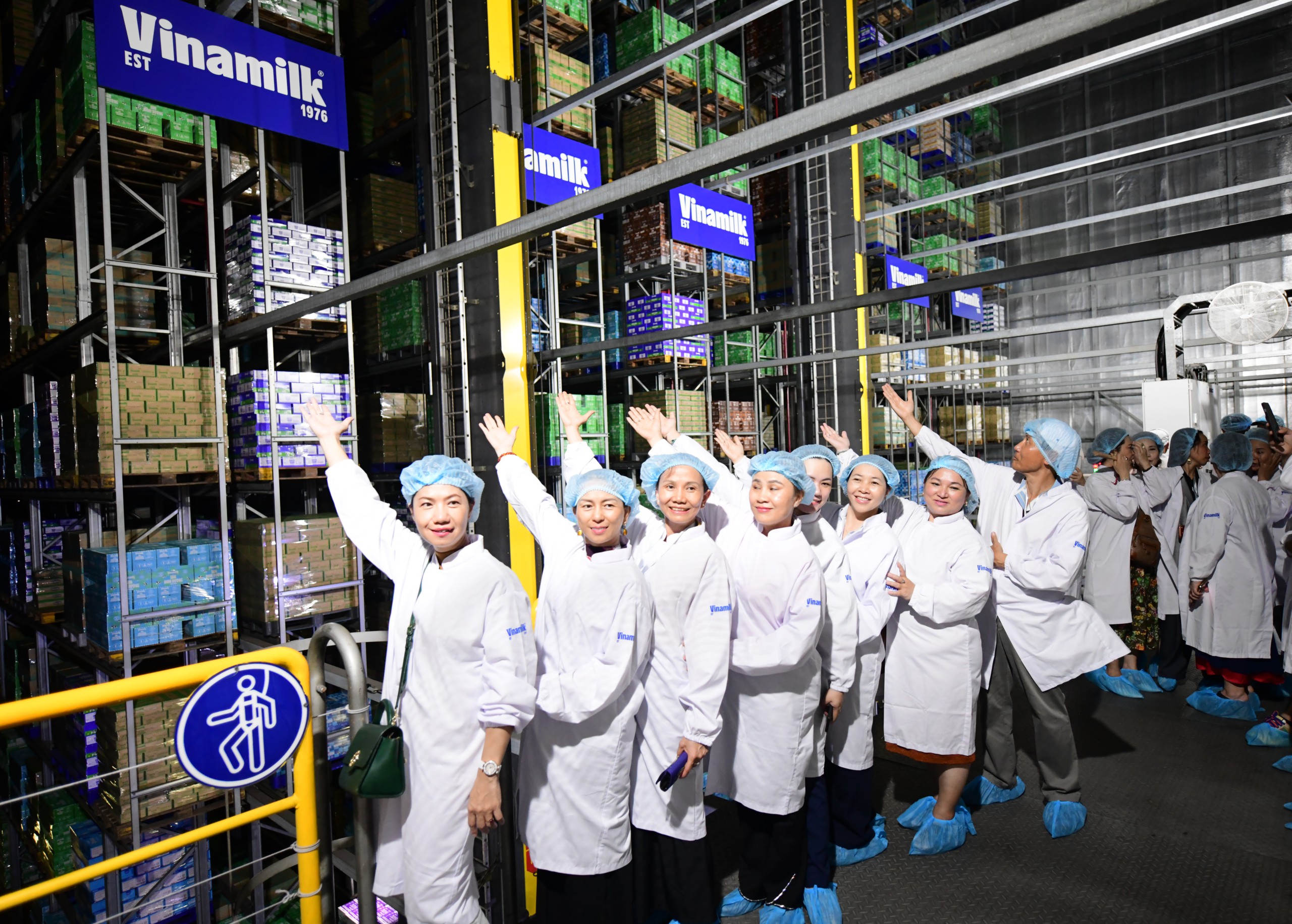 Vinamilk đón thế hệ 'đồng niên' tham quan nhà máy với lời hứa chăm sóc sức khỏe bằng dinh dưỡng chất lượng- Ảnh 4.