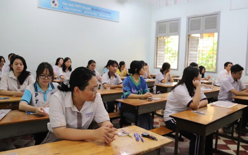 Hơn 500 thí sinh vắng thi môn Ngữ văn tại TPHCM, một thí sinh phải nhập viện cấp cứu