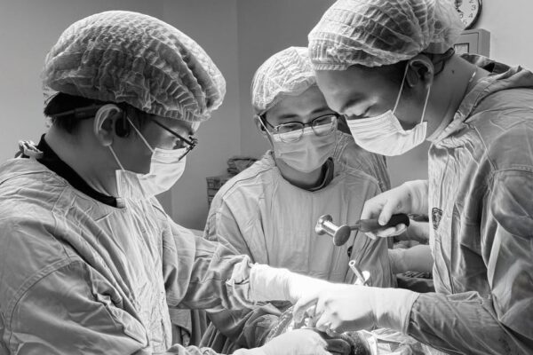 Từ ngồi xe lăn đến đạp xe đưa con đi học, hành trình hồi sinh của bệnh nhân ung thư phổi giai đoạn cuối