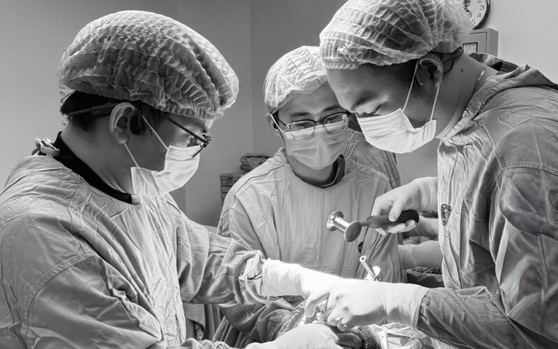 Từ ngồi xe lăn đến đạp xe đưa con đi học, hành trình hồi sinh của bệnh nhân ung thư phổi giai đoạn cuối