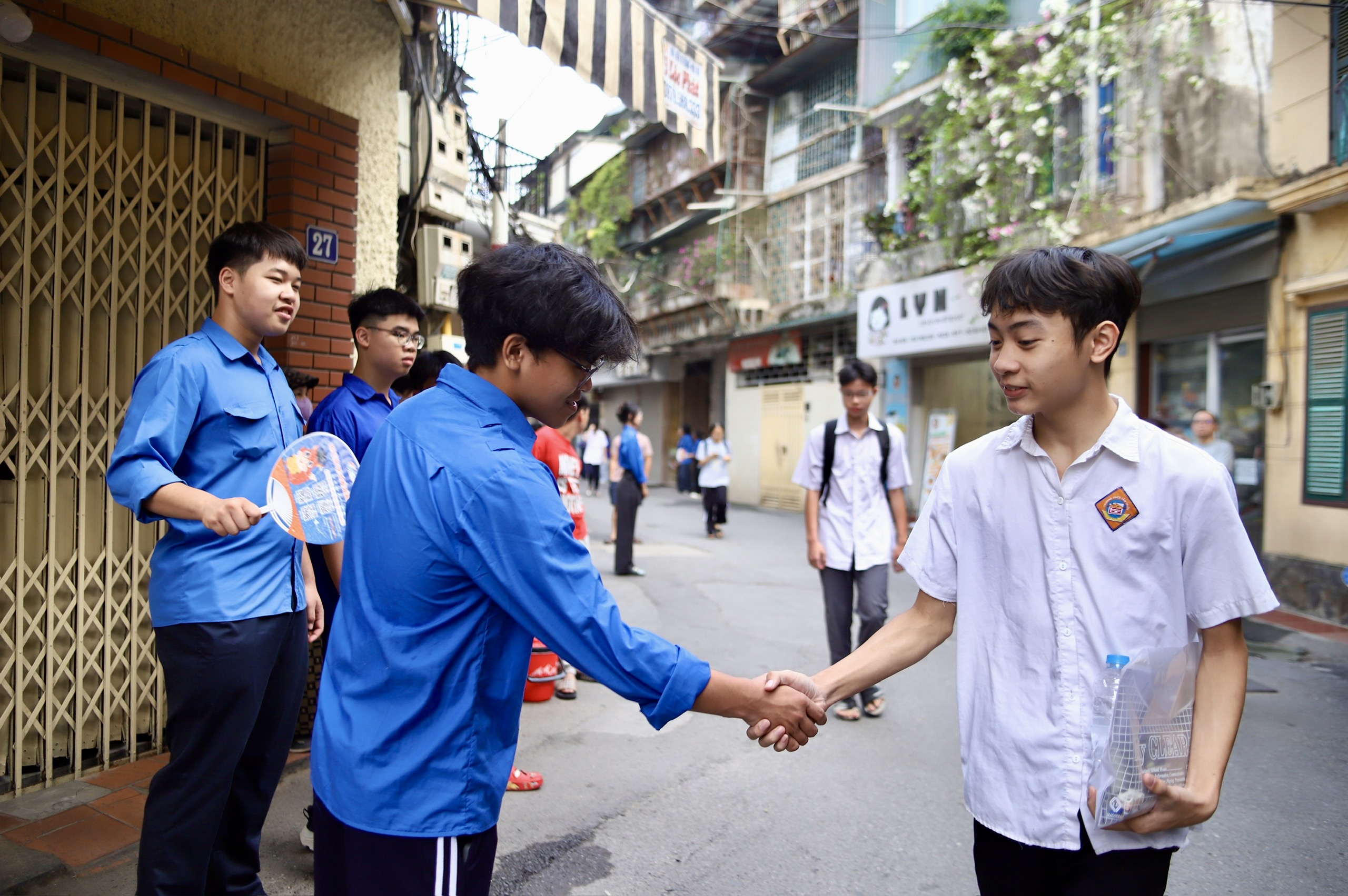 z78840225522434ac3aa4b6c0326df6a7ced14b27004e8-1780190089815546740797 Hình ảnh sĩ tử Hà Nội trước giờ làm bài thi môn Toán lớp 10- Ảnh 9.