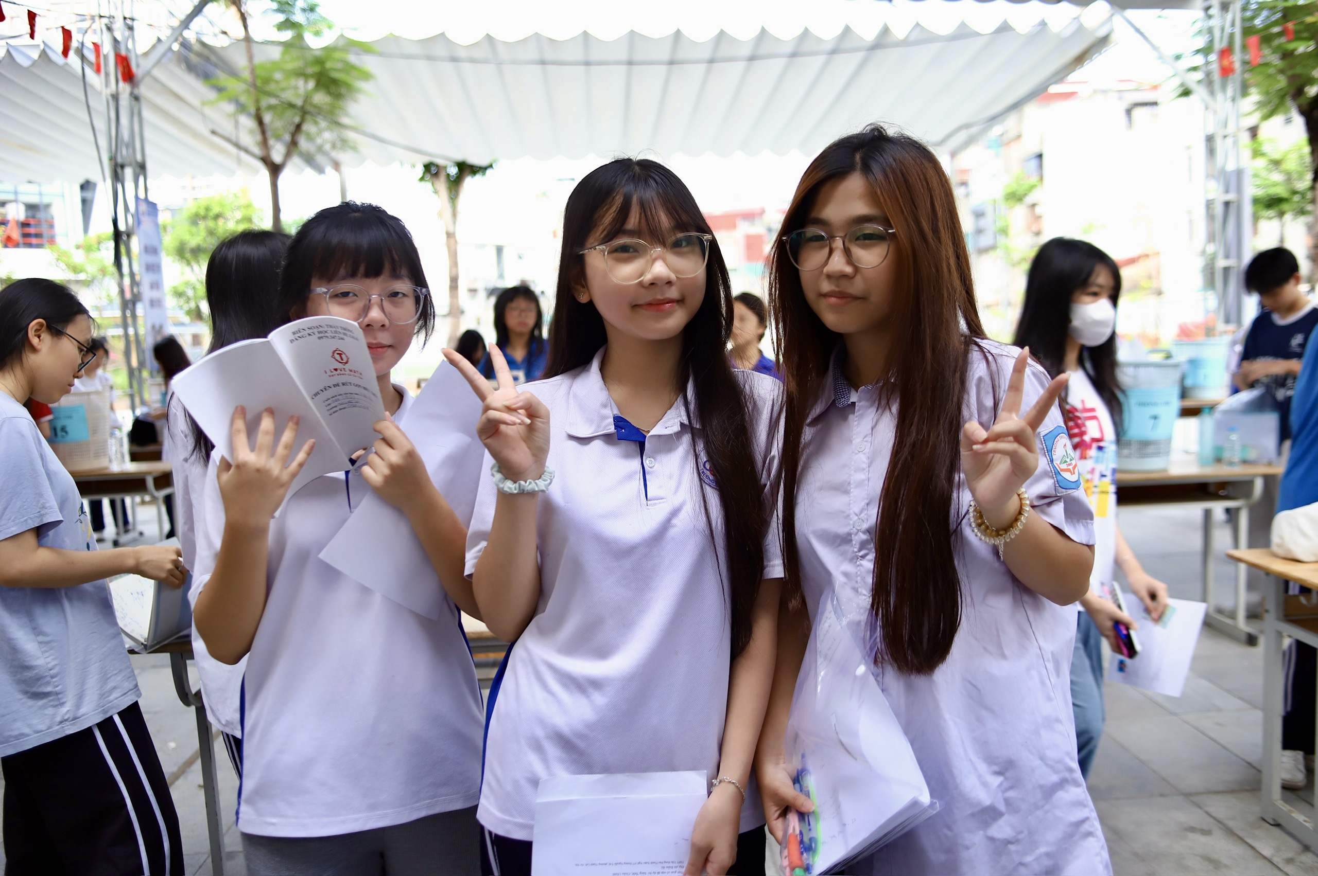 z7884022637781dea544eaaad00c80b96fcded1a01b52e-178019008982424736158 Hình ảnh sĩ tử Hà Nội trước giờ làm bài thi môn Toán lớp 10- Ảnh 10.