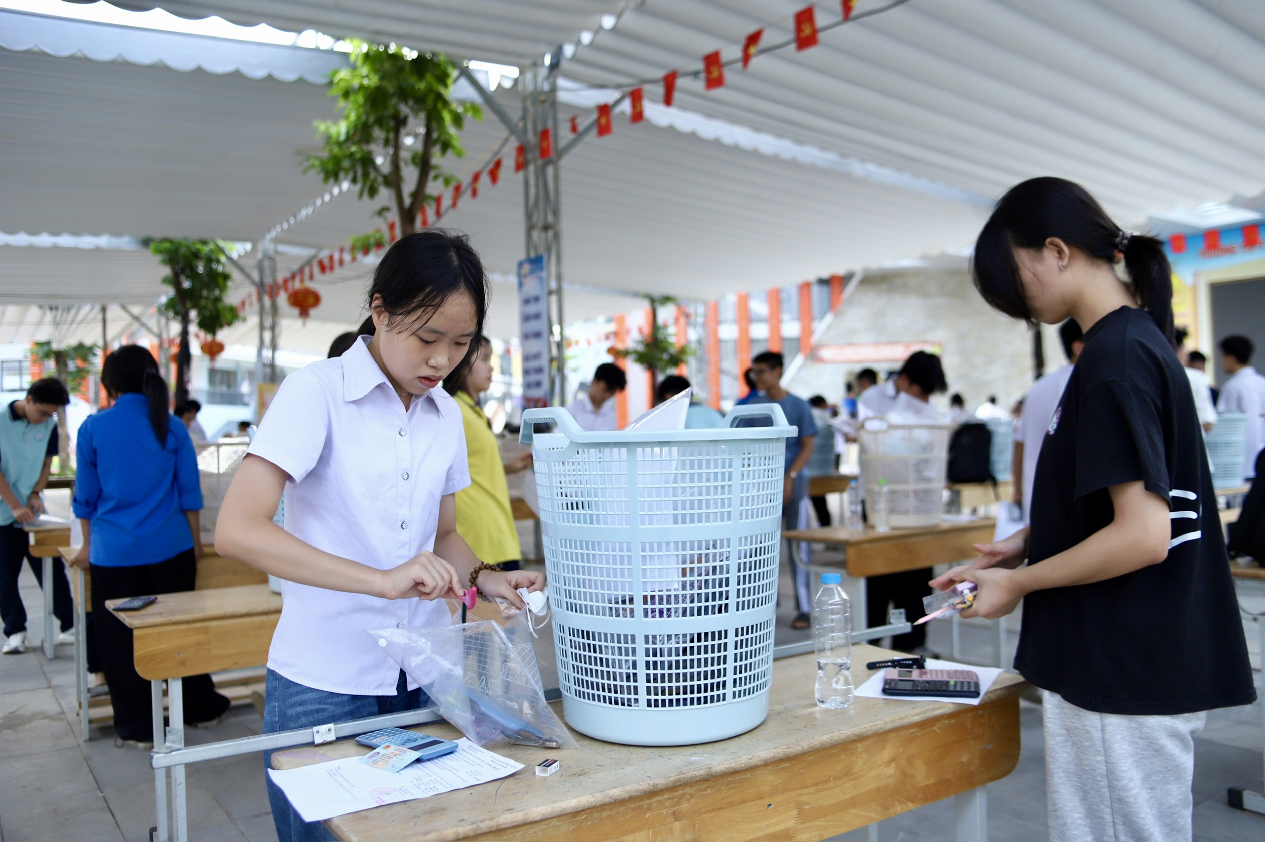 z7884022670151442f966c24f6dd39f6a984aa2c93904f-17801898669931840871512 Hình ảnh sĩ tử Hà Nội trước giờ làm bài thi môn Toán lớp 10- Ảnh 7.