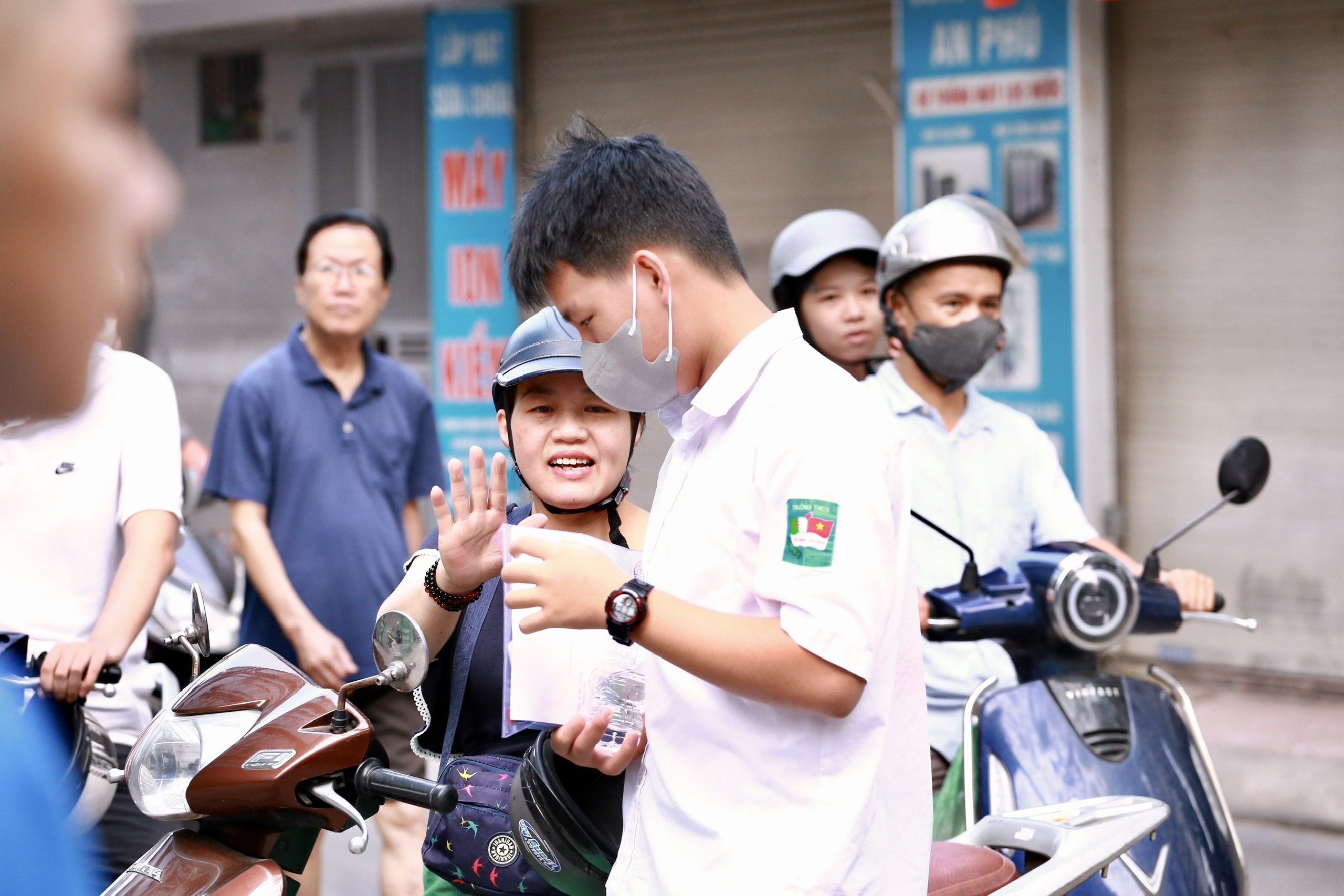 z78840228194949bcfb4ecde2e2fcd4dd086a800c20d76-17801895646671397275138 Hình ảnh sĩ tử Hà Nội trước giờ làm bài thi môn Toán lớp 10- Ảnh 2.