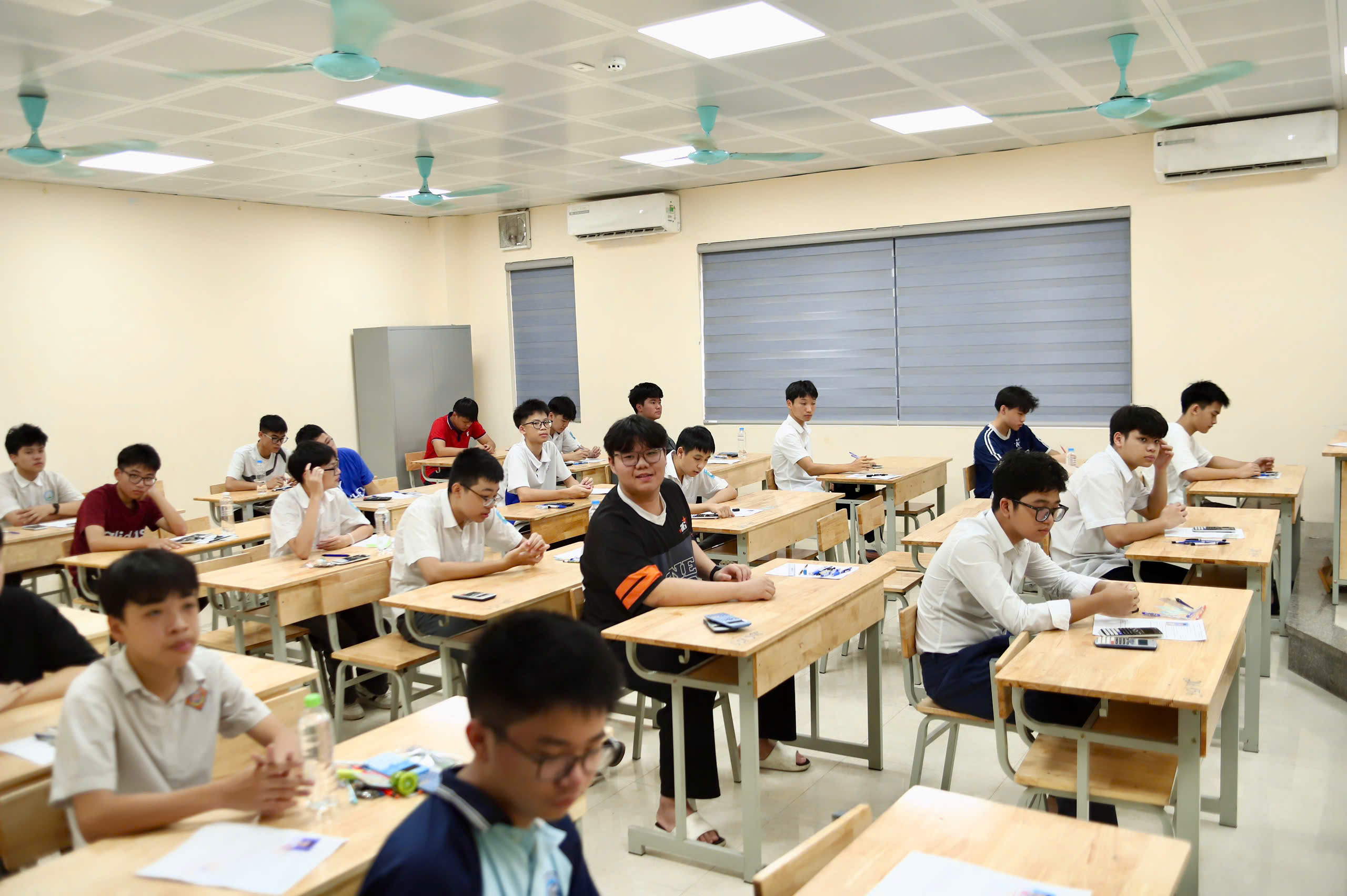 z78840506573785c84f9759949273876aa88e5bdf86312-17801901930551387747326 Hình ảnh sĩ tử Hà Nội trước giờ làm bài thi môn Toán lớp 10- Ảnh 12.