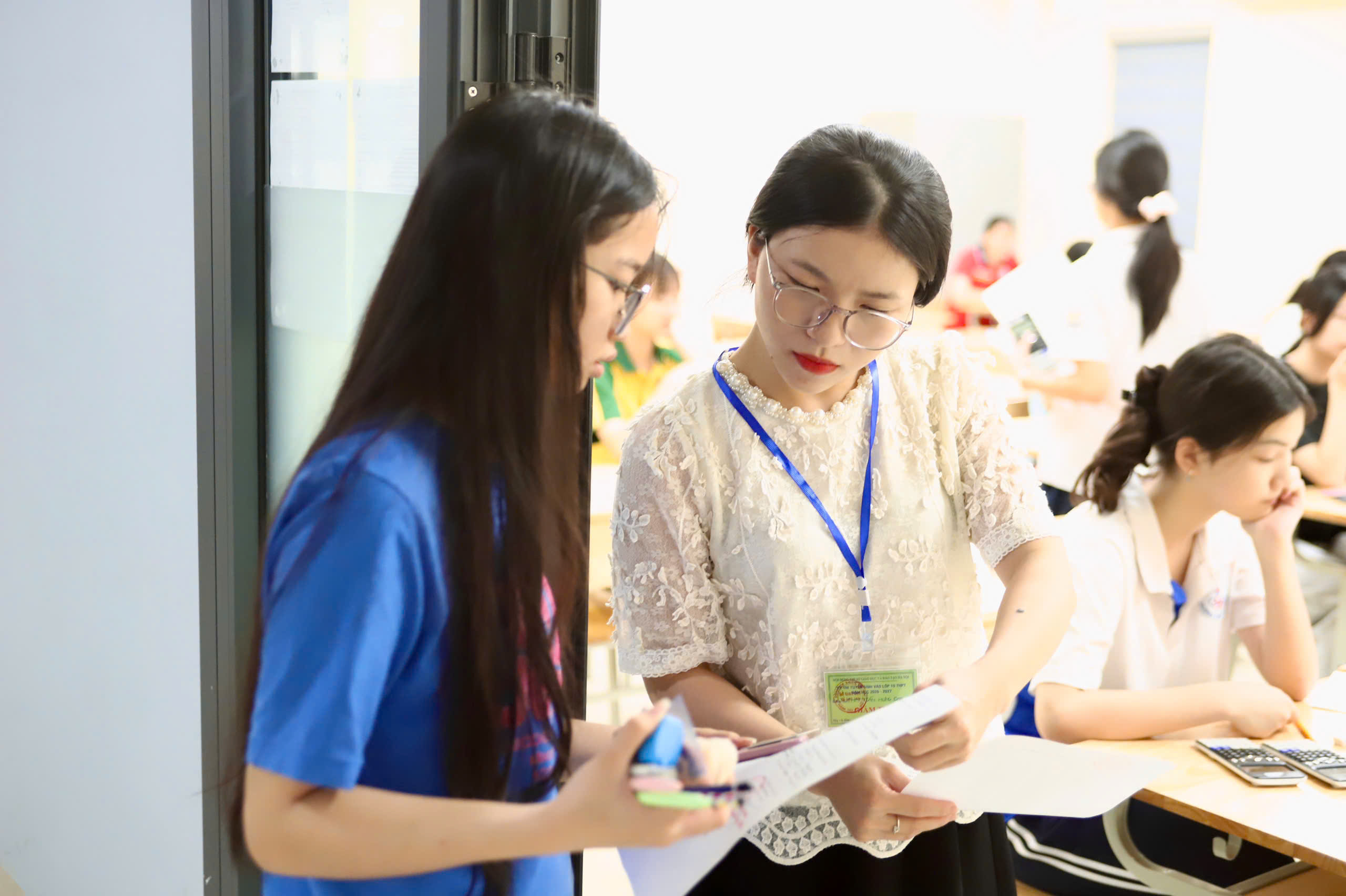z78840506637524915028db1d18a05c812461fdf918c50-1780190193061881881637 Hình ảnh sĩ tử Hà Nội trước giờ làm bài thi môn Toán lớp 10- Ảnh 13.