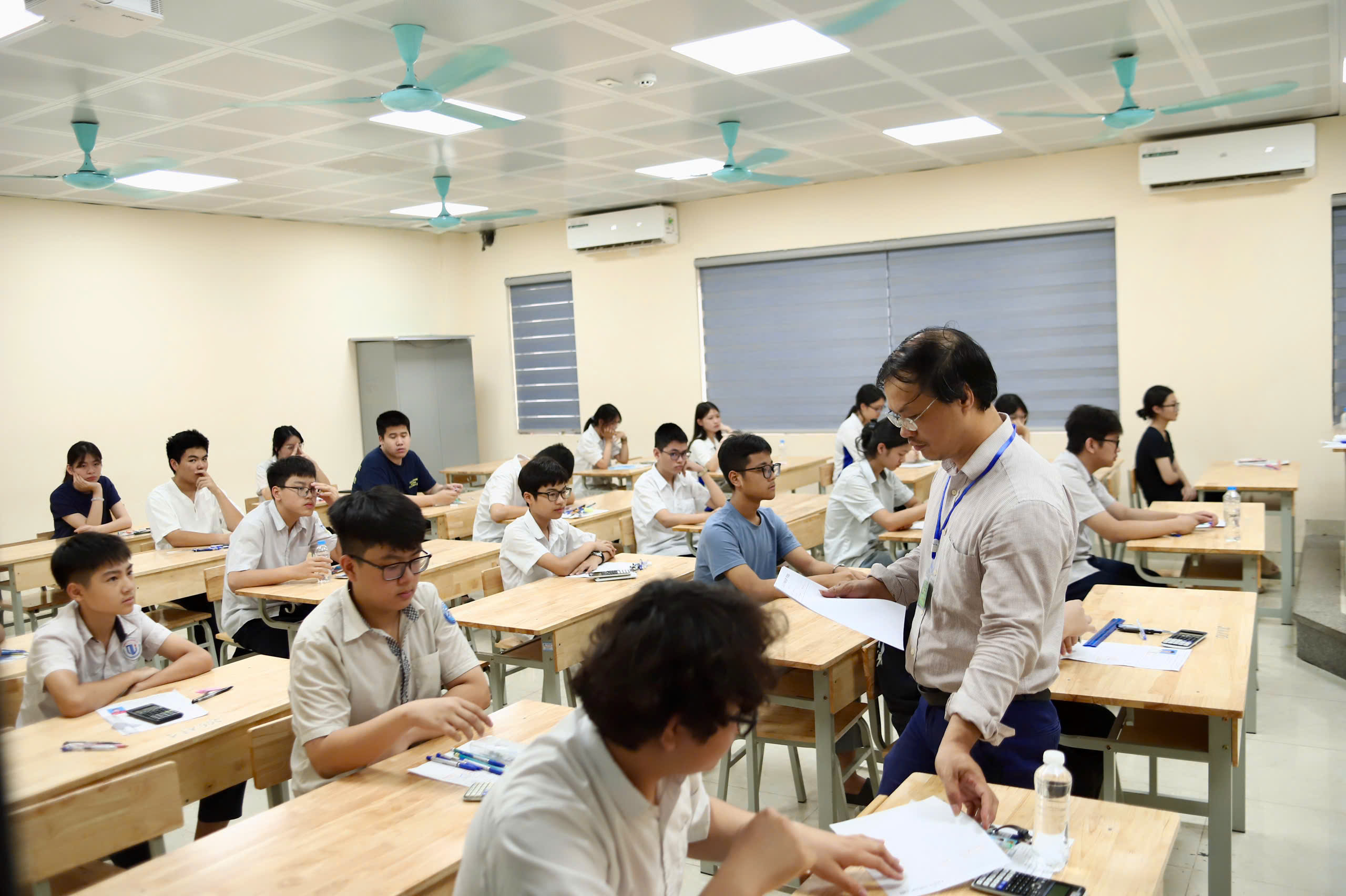 z7884050667279b54ff4398f3b7ccd99798366ba2eec34-17801902523031459159604 Hình ảnh sĩ tử Hà Nội trước giờ làm bài thi môn Toán lớp 10- Ảnh 15.