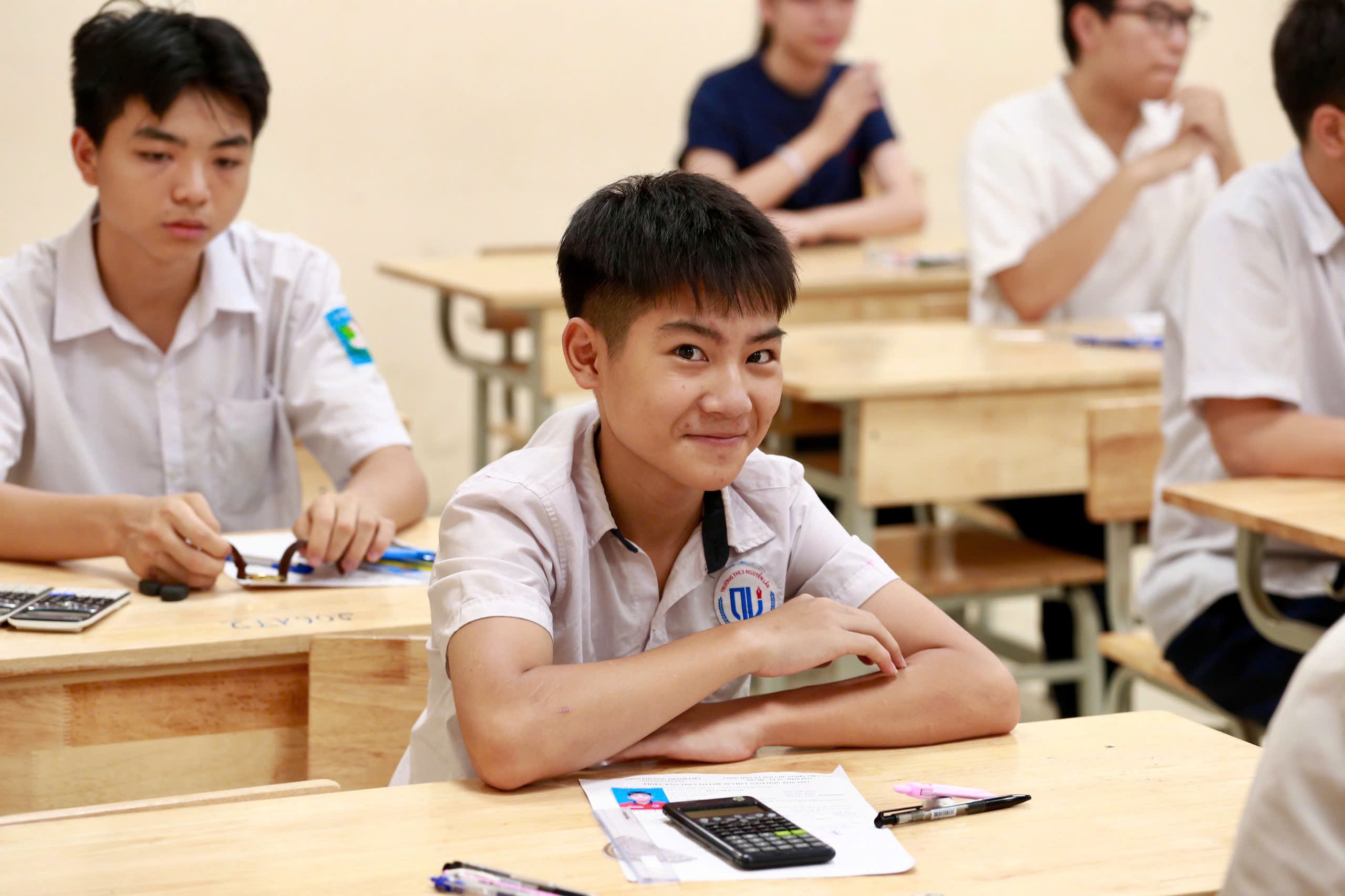 z788405070581598c3de6c83817502df8e232fad896f9e-17801901930741146406121 Hình ảnh sĩ tử Hà Nội trước giờ làm bài thi môn Toán lớp 10- Ảnh 14.