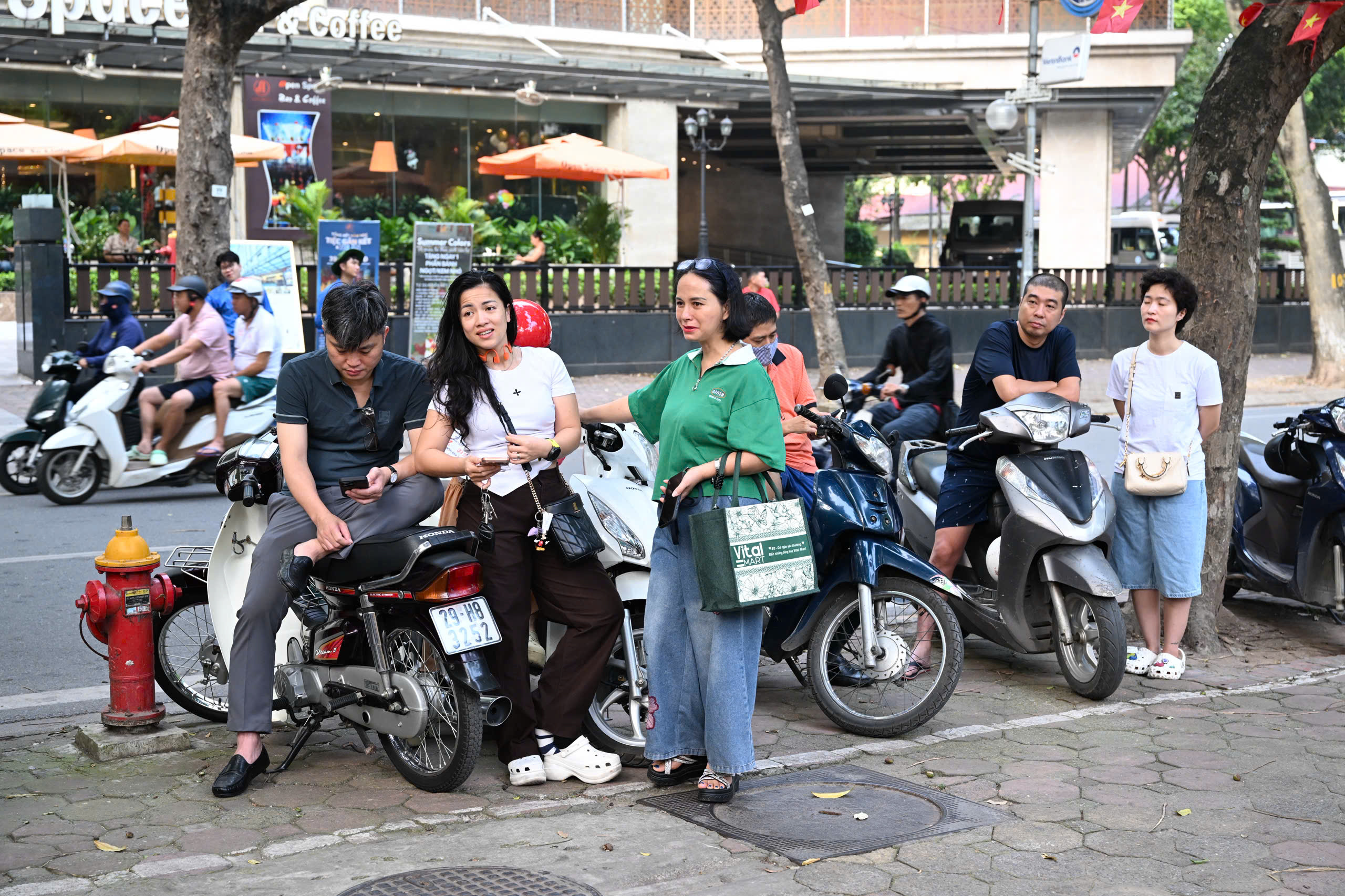 z7884061003288cfdf57499612c9094adf1171bd07bd22-1780190426761956454862 Hình ảnh sĩ tử Hà Nội trước giờ làm bài thi môn Toán lớp 10- Ảnh 16.