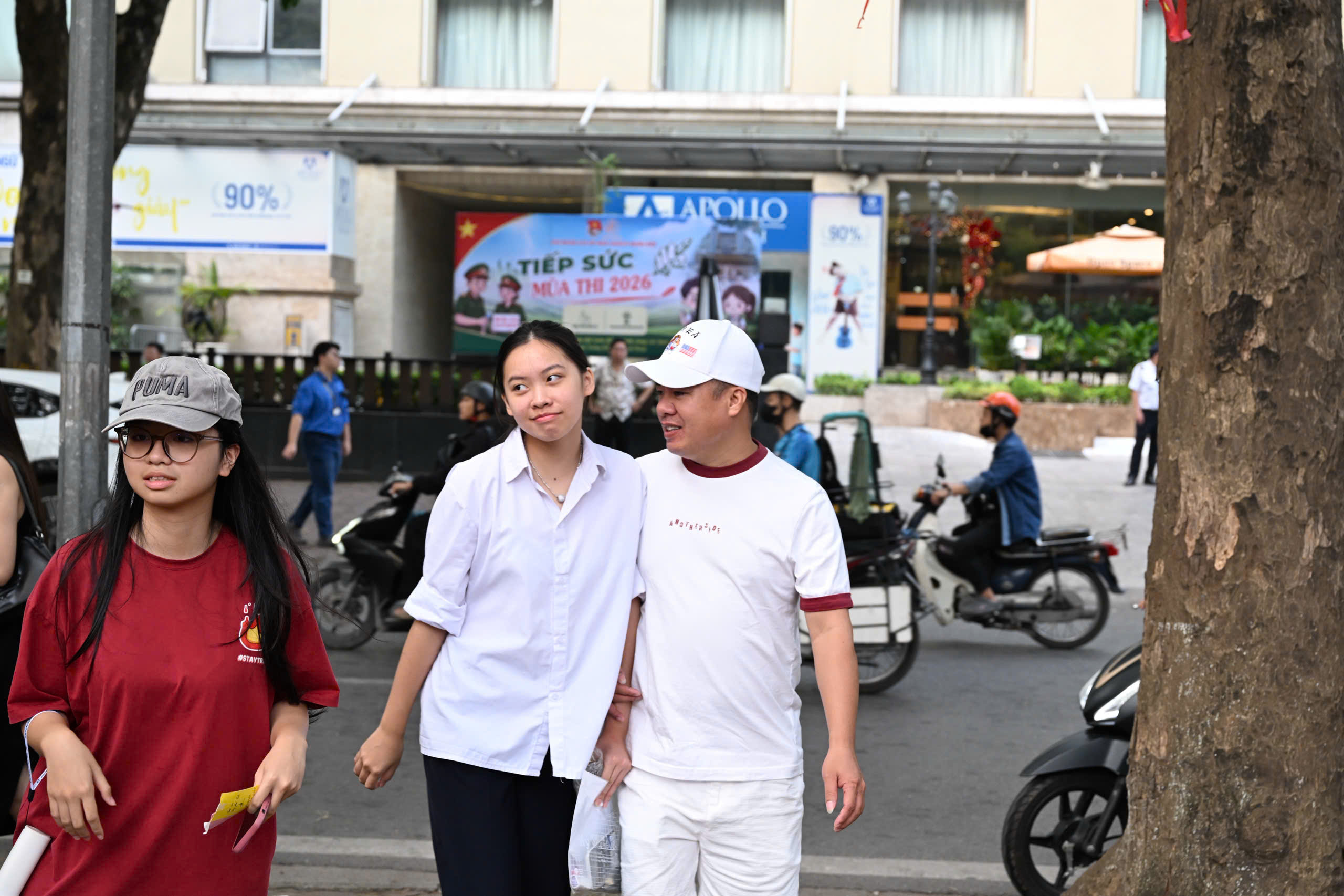 z78840610196534ed3f1b6e657d0b1248e0ece8c066daa-17801895646861093012996 Hình ảnh sĩ tử Hà Nội trước giờ làm bài thi môn Toán lớp 10- Ảnh 4.