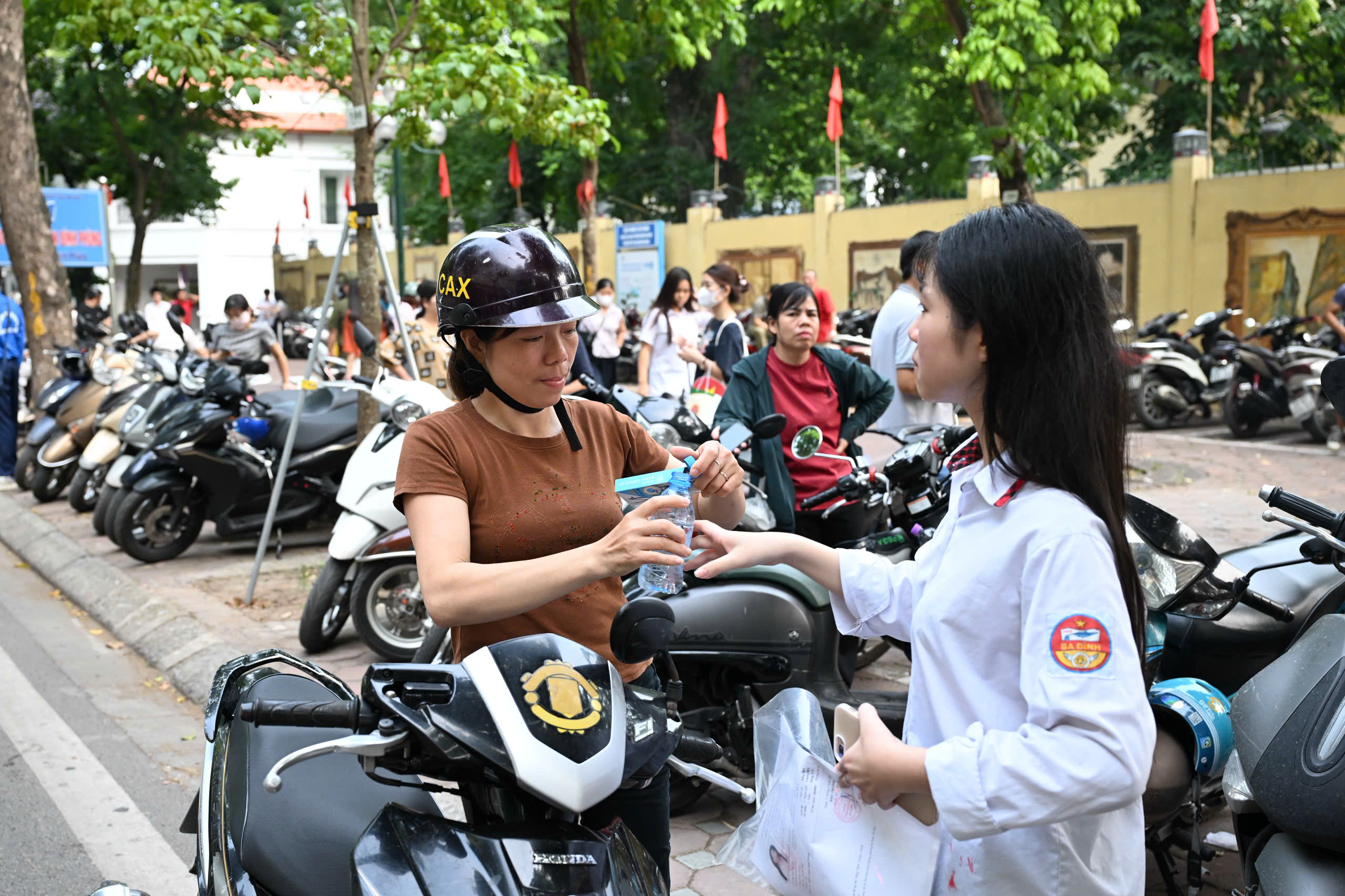 z78840610328477635729045ca2748e7eeaaae32a430b4-17801895646981733071463 Hình ảnh sĩ tử Hà Nội trước giờ làm bài thi môn Toán lớp 10- Ảnh 5.