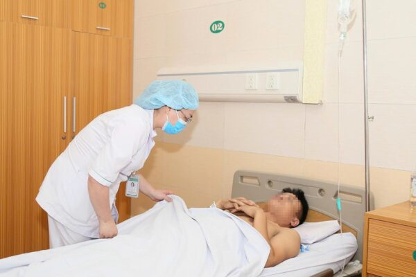 Xe tải lùi chèn qua người, nam bệnh nhân thoát cửa tử dù vỡ thận, gãy khung chậu
