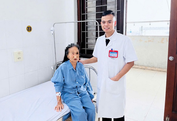 Uống thuốc nam hơn 10 năm, cụ bà mang khối sỏi thận khổng lồ như ‘củ gừng’- Ảnh 1.