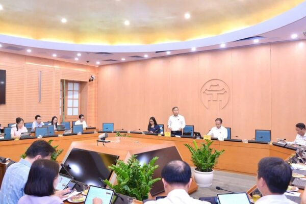 Hà Nội chỉ hỗ trợ hộ nghèo, gia đình chính sách khi chuyển đổi xe xăng sang xe điện