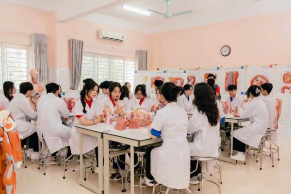 Biến động điểm chuẩn Đại học Y Hà Nội 3 năm gần đây