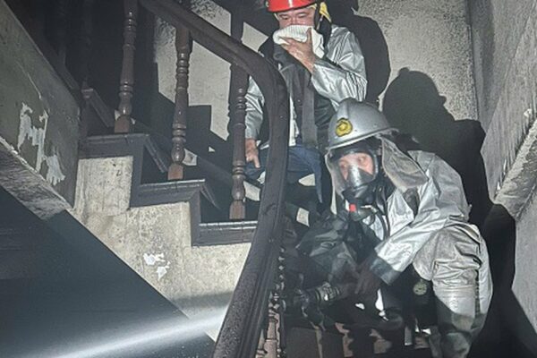 Cháy nhà dân lúc 4h sáng ở Hà Nội, cảnh sát lao vào giải cứu 2 người mắc kẹt