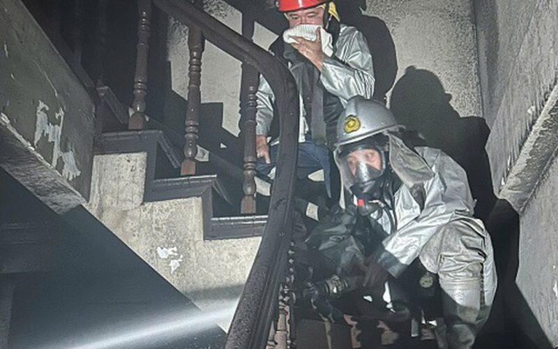 Cháy nhà dân lúc 4h sáng ở Hà Nội, cảnh sát lao vào giải cứu 2 người mắc kẹt