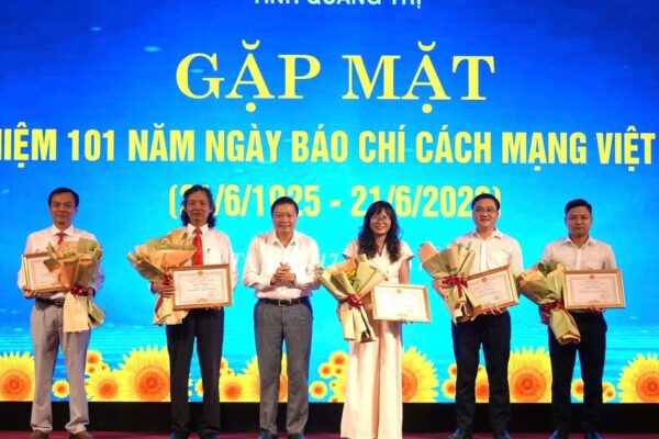 Phóng viên Báo Sức khỏe và Đời sống nhận Bằng khen của Chủ tịch UBND tỉnh Quảng Trị