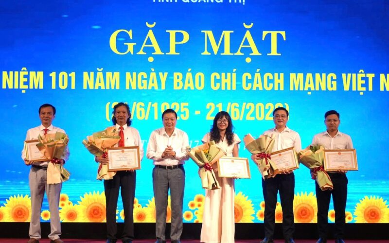 Phóng viên Báo Sức khỏe và Đời sống nhận Bằng khen của Chủ tịch UBND tỉnh Quảng Trị